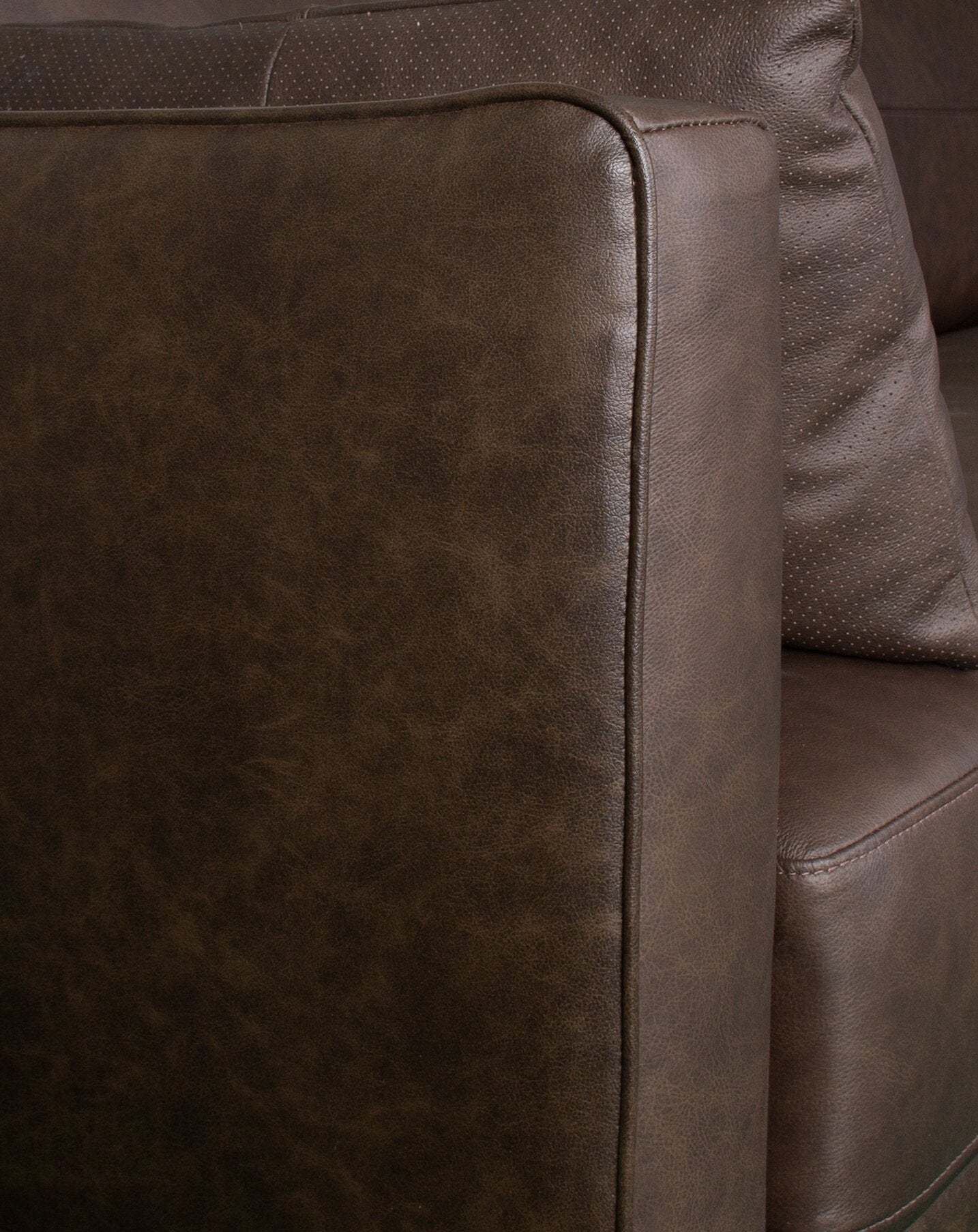 Melrose 84,5 po en cuir véritable de qualité supérieure avec pattes en métal - brun foncé | Sofa Melrose 84.5 en cuir véritable de qualité supérieure avec pattes en métal - brun foncé