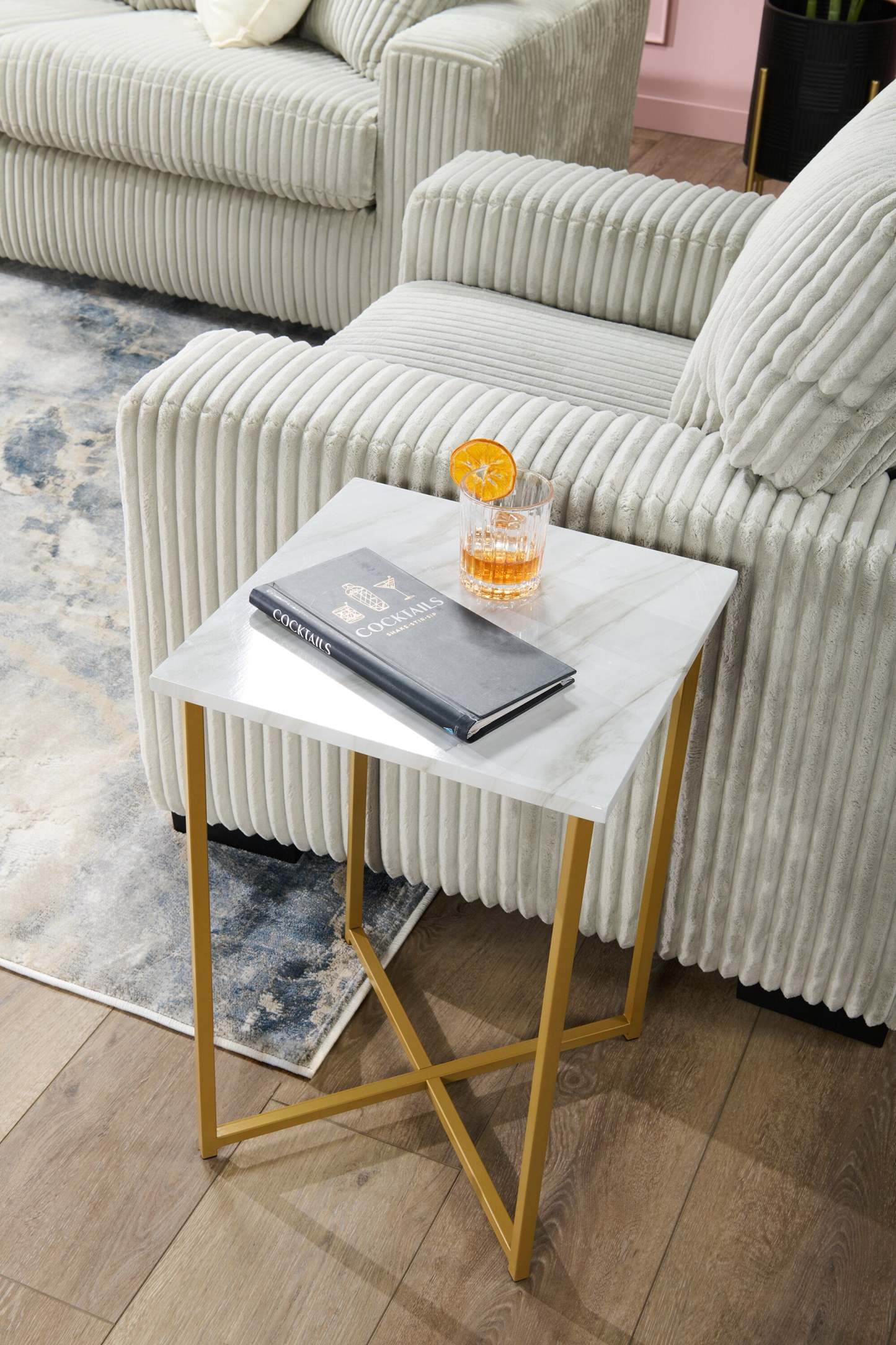 Mia 15.75 Faux Marble Chairside Table - Blanc &amp; Or|Table de fauteuil Mia de 15,75 po en imitation de marbre - blanche et dorée