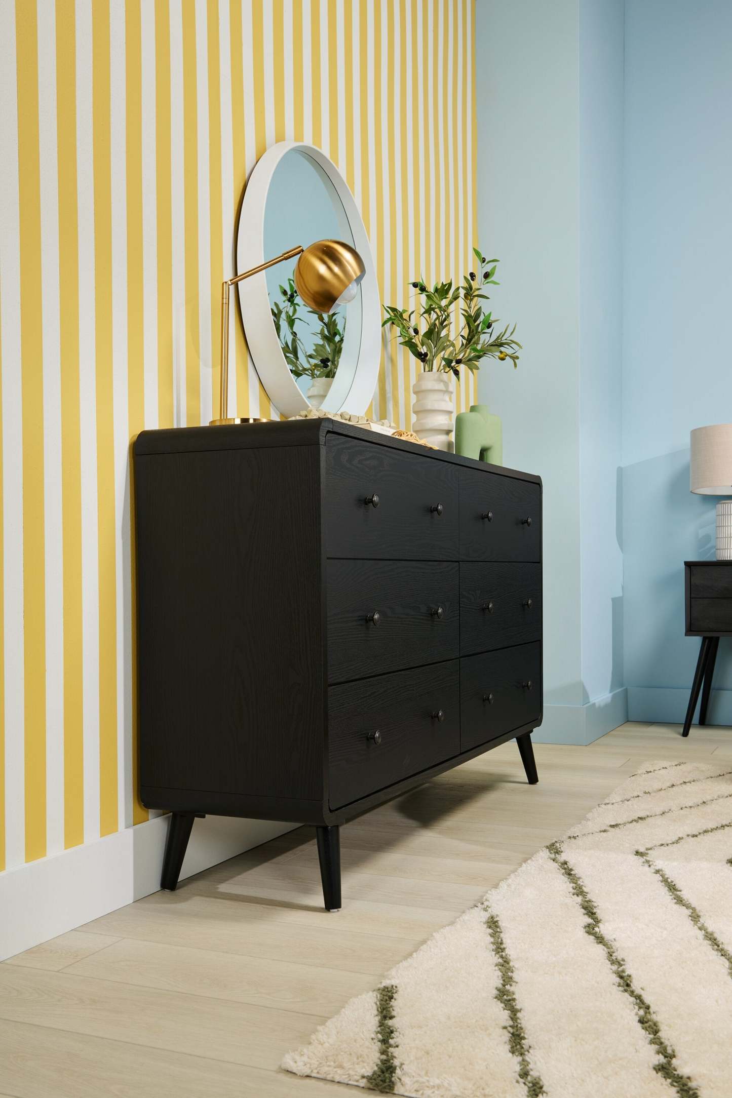 Commode à 6 tiroirs pour chambre à coucher Milan, moderne du milieu du siècle, 59 L x 36 H - Noir | Commode de chambre à coucher moderne du milieu du 20e siècle Milan de 59 po (l) x 36 po (H) à 6 tiroirs - noire