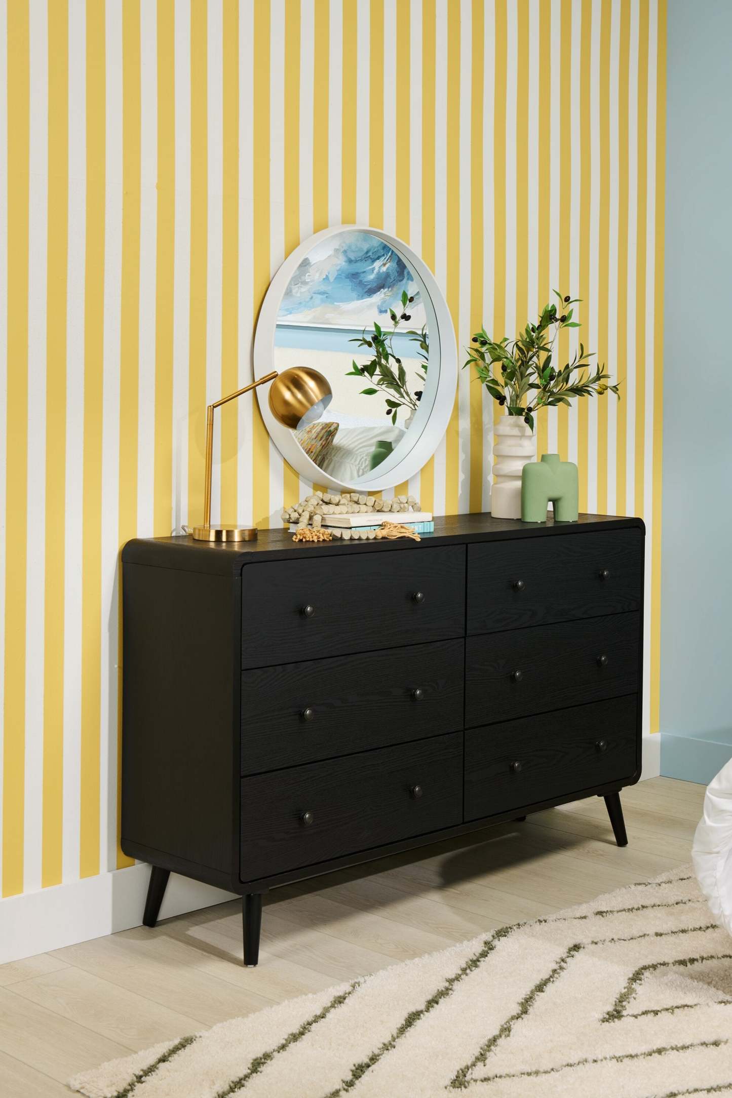 Commode à 6 tiroirs pour chambre à coucher Milan, moderne du milieu du siècle, 59 L x 36 H - Noir | Commode de chambre à coucher moderne du milieu du 20e siècle Milan de 59 po (l) x 36 po (H) à 6 tiroirs - noire