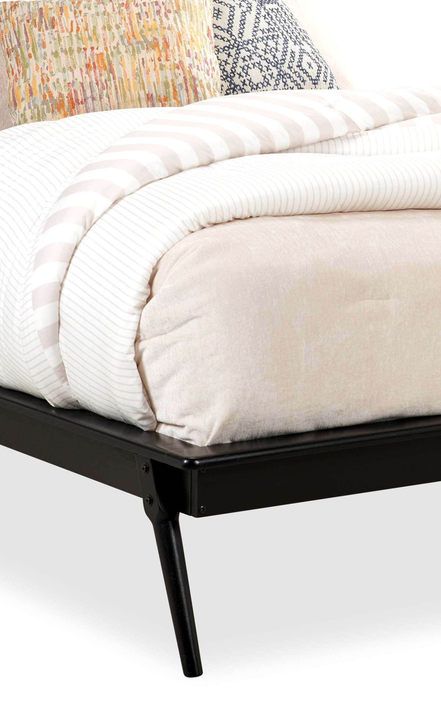 Lit plateforme Milan avec tête de lit et cadre, moderne milieu de siècle, noir - Queen Size | Lit plateforme Milan de style moderne du milieu du 20e siècle avec tête de lit et cadre de lit, noir - format grand lit