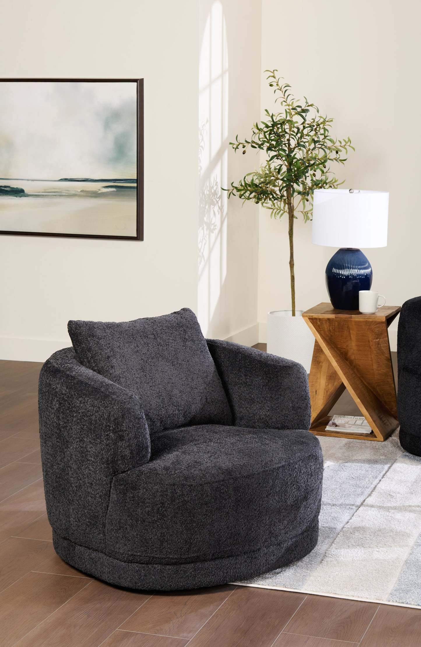 Fauteuil arrondi Moon de 35,8 po en tissu avec coussin décoratif - noir corbeau laineux