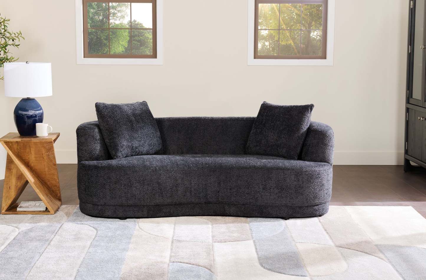 Causeuse arrondie Moon de 78 po en tissu avec coussins décoratifs - noir corbeau laineux