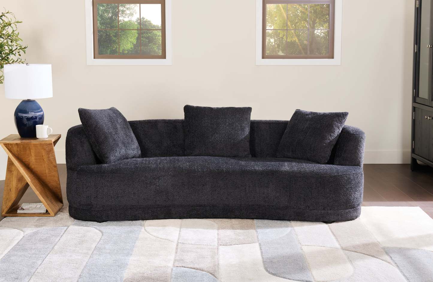 Canapé arrondi Moon de 91 po en tissu avec coussins décoratifs - noir corbeau laineux