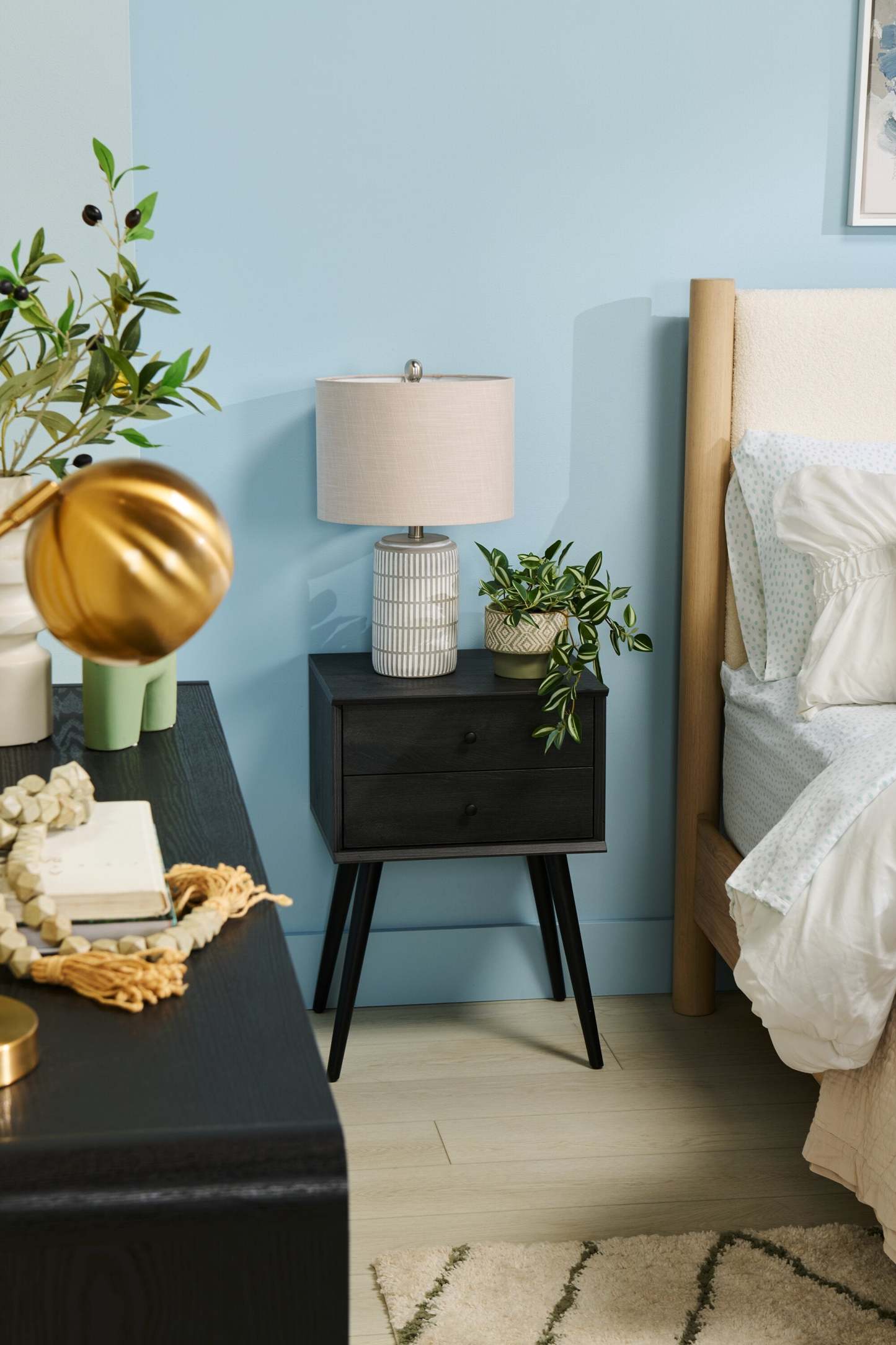 Table de nuit Mori à 2 tiroirs, 18 L x 25,75 H - Noir | Table de nuit Mori de 18 po (l) x 25,75 po (H) à 2 tiroirs - noire