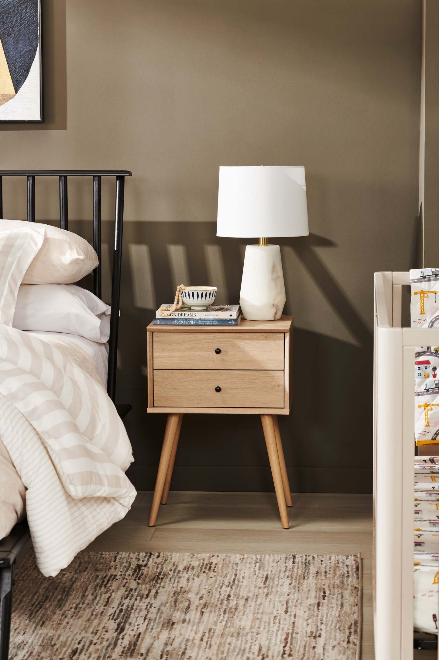 Table de chevet à 2 tiroirs Mori, 18 L x 25,75 H - Naturel | Table de nuit Mori de 18 po (l) x 25,75 po (H) à 2 tiroirs - naturelle