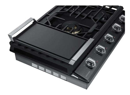 Surface de cuisson à gaz intelligente Samsung de 36 po à 5 brûleurs avec brûleur double puissant de 22K BTU + plaque de cuisson et grille à wok - Noir …