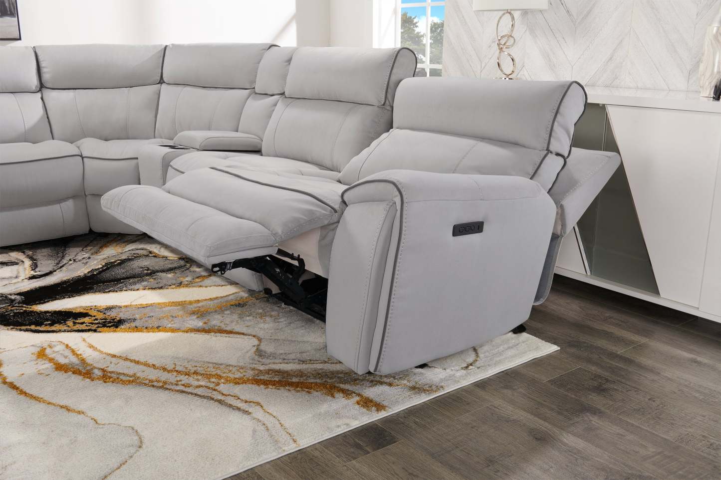 Cindy Crawford Home Newport 6-Piece Left-Facing Faux Suede Power Reclining Sectional with USB Port - Grey | Canapé sectionnel inclinable électrique à gauche Newport de Cindy Crawford Home 6 pièces en suédine avec port USB - gris