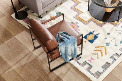 Nico 24.75 Fauteuil d'appoint en similicuir avec pieds en métal - Marron | Fauteuil d'appoint Nico de 24,75 po en similicuir avec pattes en métal - brun