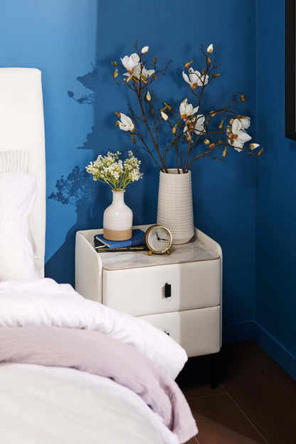 Table de chevet rembourrée à 2 tiroirs Nova avec plateau en pierre frittée, 20,25 L x 22,5 H - Blanc | Table de nuit rembourrée Nova de 20,25 po (l) x 22,5 po (H) à 2 tiroirs avec dessus en pierre frittée - blanche