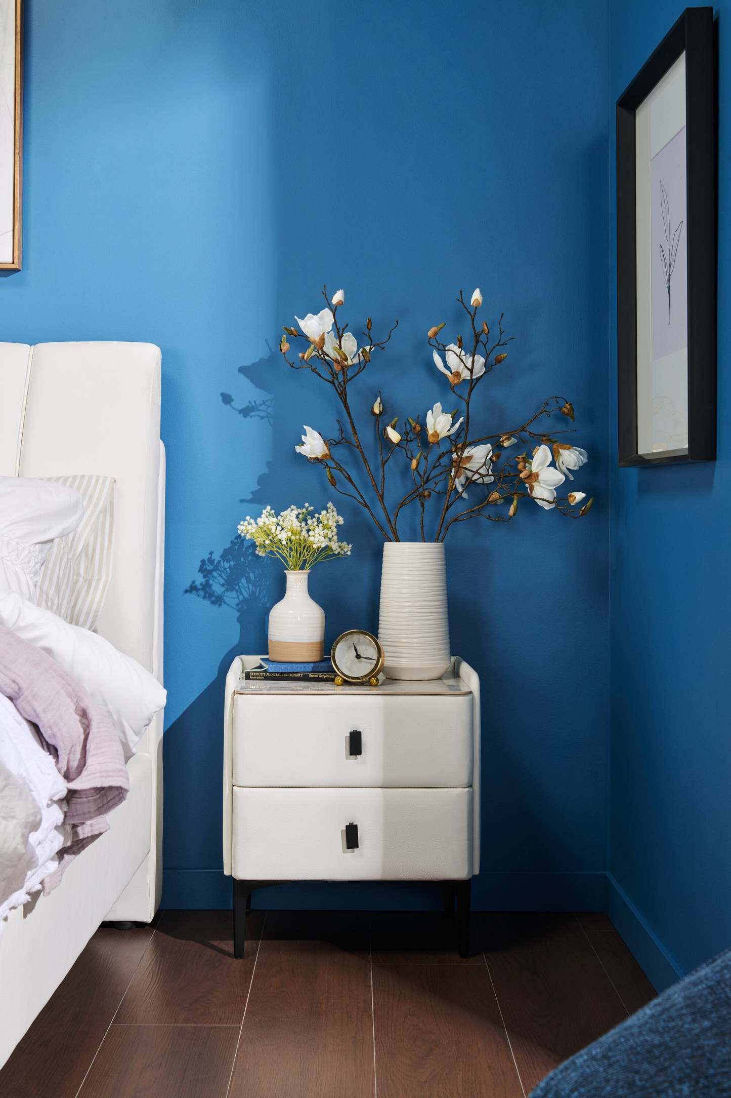 Table de chevet rembourrée à 2 tiroirs Nova avec plateau en pierre frittée, 20,25 L x 22,5 H - Blanc | Table de nuit rembourrée Nova de 20,25 po (l) x 22,5 po (H) à 2 tiroirs avec dessus en pierre frittée - blanche