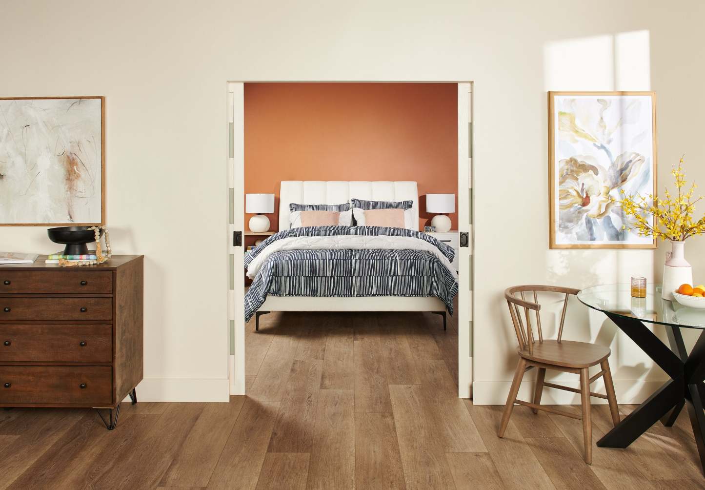 Lit plateforme rembourré Nova en tissu de cuir végétalien blanc - Queen Size | Lit plateforme rembourré Nova en tissu de cuir végétalien blanc - format grand lit