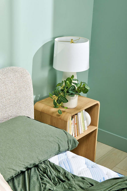 Table de chevet Odin avec étagère de rangement, 18 L x 25,75 H - Naturel | Table de nuit Odin de 18 po (l) x 25,75 po (H) avec tablette de rangement - naturelle