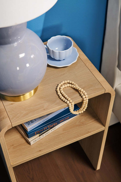 Table de chevet Odin avec étagère de rangement, 18 L x 25,75 H - Naturel | Table de nuit Odin de 18 po (l) x 25,75 po (H) avec tablette de rangement - naturelle