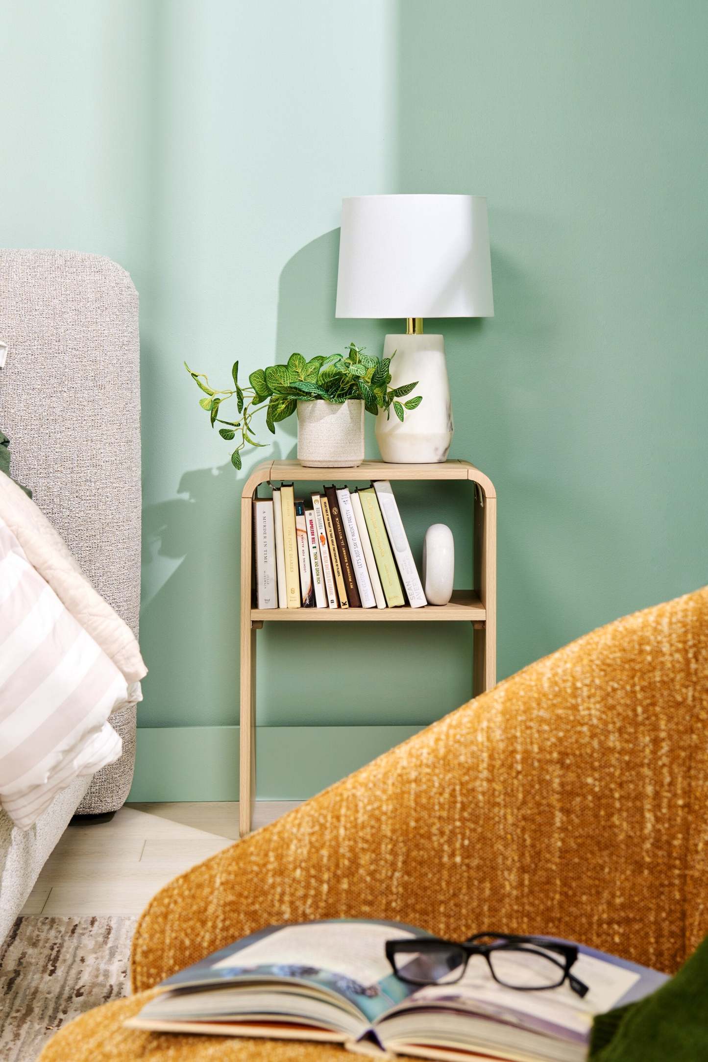 Table de chevet Odin avec étagère de rangement, 18 L x 25,75 H - Naturel | Table de nuit Odin de 18 po (l) x 25,75 po (H) avec tablette de rangement - naturelle