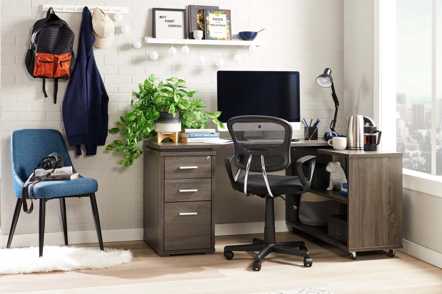 Bureau d'angle pliable Oliver 60 avec rangement et ports USB - Gris|Bureau en coin pliable Oliver de 60 po avec rangement et ports USB - gris