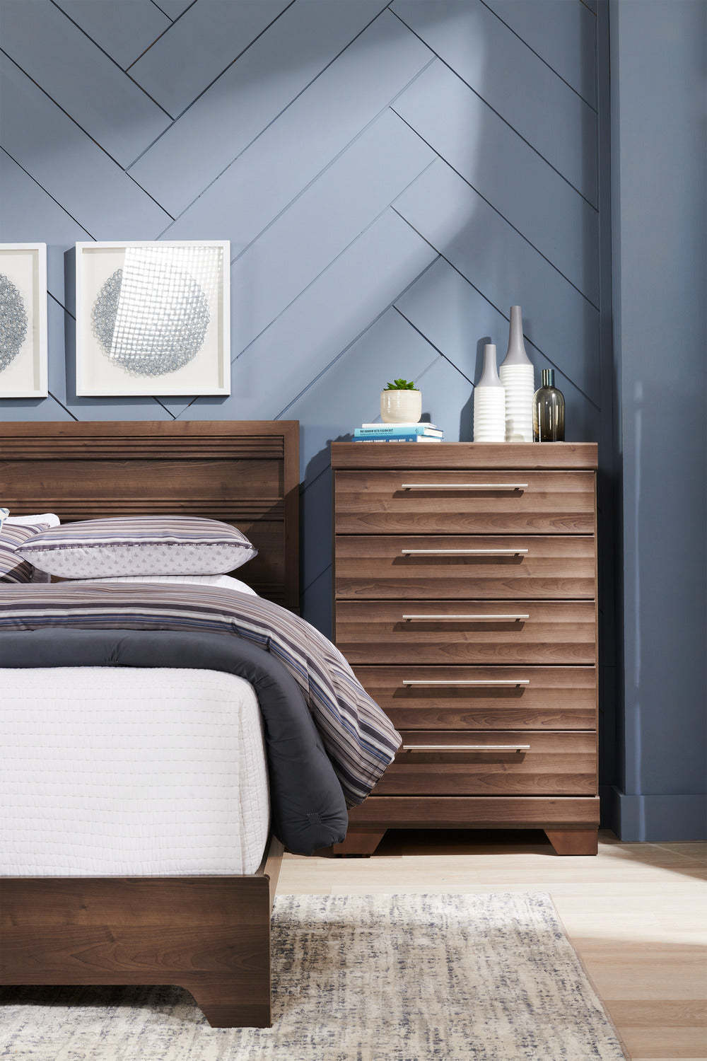 Commode de chambre à coucher Olivia, 5 tiroirs, 31 l x 47,9 h, fabriquée au Canada - Gris | Commode verticale Olivia de 31 po (L) x 47,9 po (H) à 5 tiroirs pour la chambre à coucher, fabriquée au Canada - grise