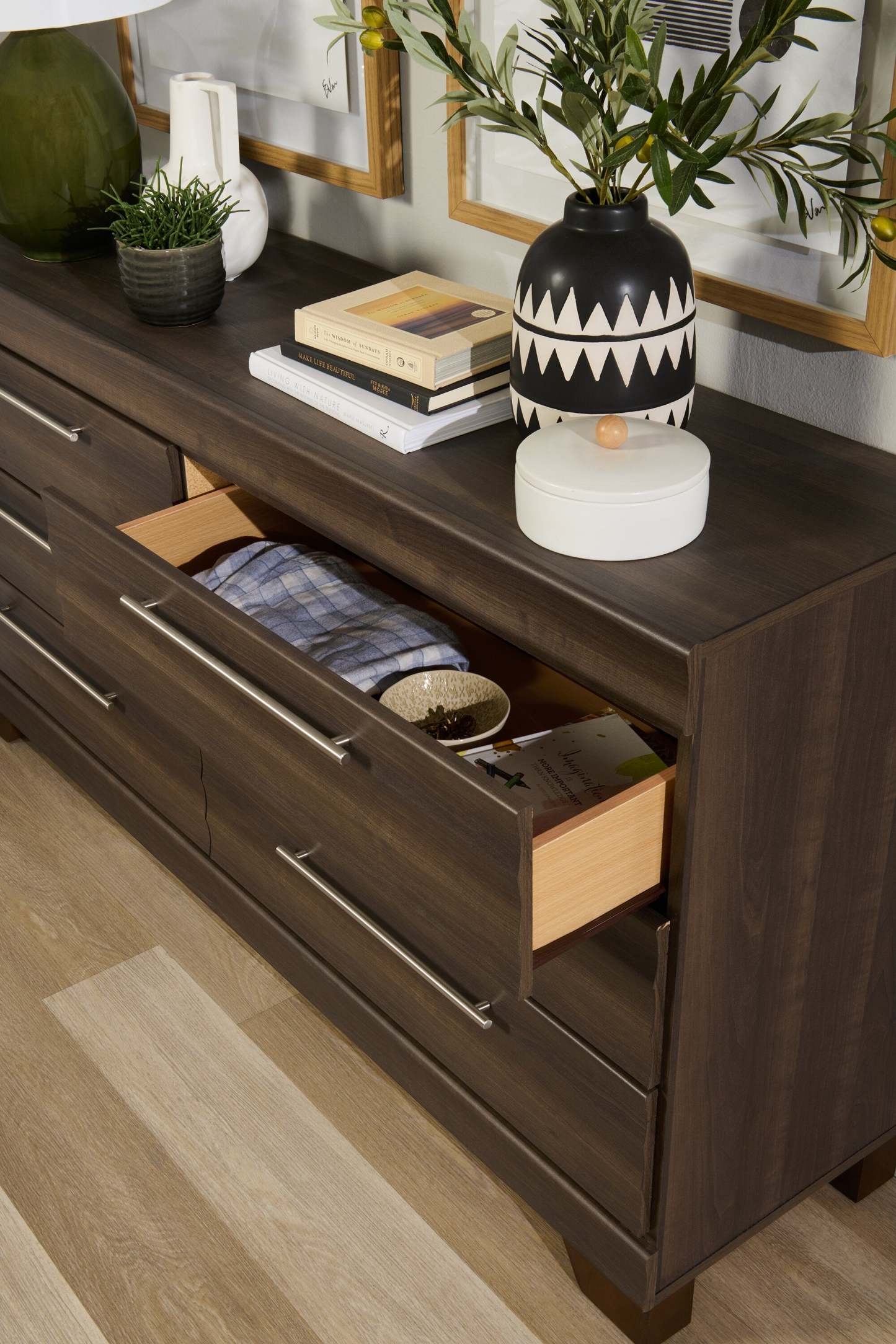 Commode à 6 tiroirs Olivia pour chambre à coucher, 61,3 L x 32,8 H, fabriquée au Canada - Gris | Commode Olivia de 61,3 po (L) x 32,8 po (H) à 6 tiroirs pour la chambre à coucher, fabriquée au Canada - grise