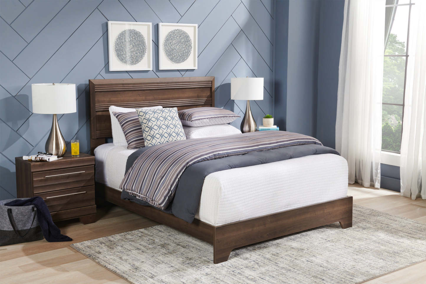 Table de nuit Olivia à 2 tiroirs, 23,5 L x 25,2 H, fabriquée au Canada - Gris | Table de nuit Olivia de 23,5 po (L) x 25,2 po (H) à 2 tiroirs, fabriquée au Canada - grise