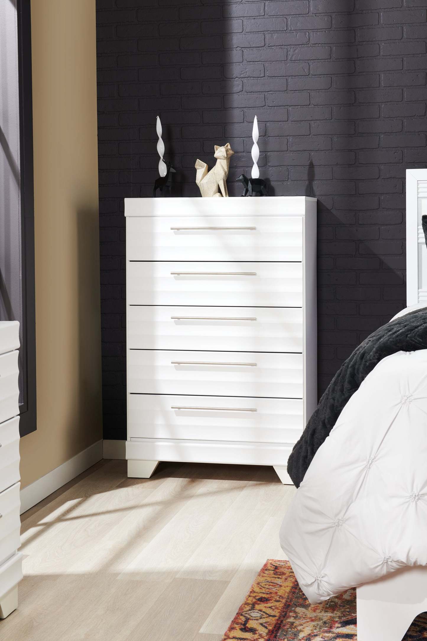Commode de chambre à coucher Olivia, 5 tiroirs, 31 l x 47,9 h, fabriquée au Canada - Blanc | Commode verticale Olivia de 31 po (L) x 47,9 po (H) à 5 tiroirs pour la chambre à coucher, fabriquée au Canada - blanche