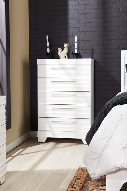 Commode de chambre à coucher Olivia, 5 tiroirs, 31 l x 47,9 h, fabriquée au Canada - Blanc | Commode verticale Olivia de 31 po (L) x 47,9 po (H) à 5 tiroirs pour la chambre à coucher, fabriquée au Canada - blanche