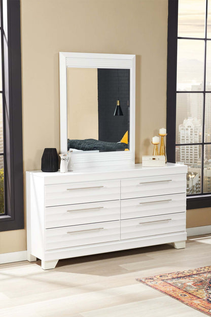 Commode à 6 tiroirs pour chambre Olivia, 61,3 L x 32,8 H, fabriquée au Canada - Blanc | Commode Olivia de 61,3 po (L) x 32,8 po (H) à 6 tiroirs pour la chambre à coucher, fabriquée au Canada - blanche