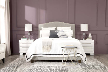 Lit plateforme rembourré Cove en tissu gris avec tête de clou - Très grand lit | Lit plateforme rembourré Cove en tissu gris avec clous décoratifs - format très grand lit