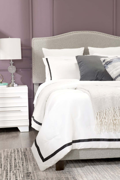 Lit plateforme rembourré Cove en tissu gris avec tête de clou - Pleine grandeur | Lit plateforme rembourré Cove en tissu gris avec clous décoratifs - format lit double