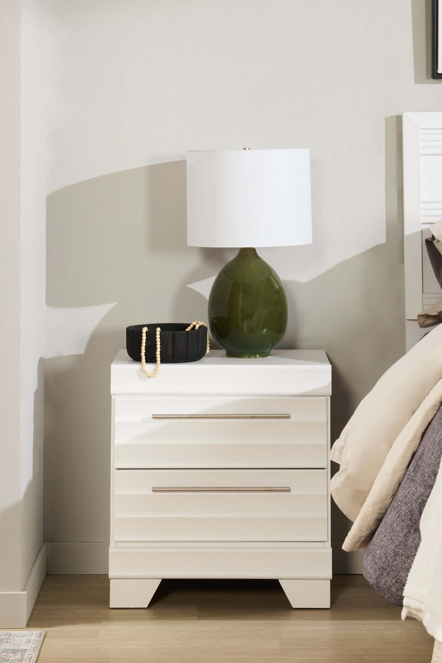 Table de nuit Olivia à 2 tiroirs, 23,5 L x 25,2 H, fabriquée au Canada - Blanc | Table de nuit Olivia de 23,5 po (L) x 25,2 po (H) à 2 tiroirs, fabriquée au Canada - blanche