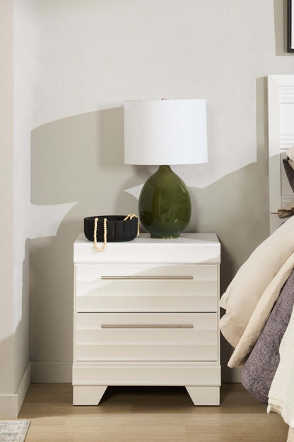 Table de nuit Olivia à 2 tiroirs, 23,5 L x 25,2 H, fabriquée au Canada - Blanc | Table de nuit Olivia de 23,5 po (L) x 25,2 po (H) à 2 tiroirs, fabriquée au Canada - blanche