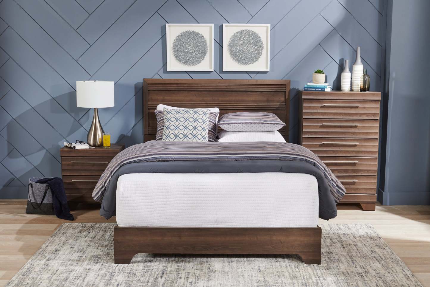Lit plateforme de rangement Olivia avec tête de lit et cadre, fabriqué au Canada, gris - format grand lit | Lit rangement plateforme Olivia avec tête de lit et cadre, fabriqué au Canada, gris - Queen Size