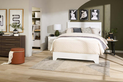 Lit à panneaux Olivia avec tête de lit et cadre, fabriqué au Canada, blanc - Grand lit | Lit à panneau Olivia fabriqué au Canada avec tête de lit et cadre de lit, blanc - format grand lit