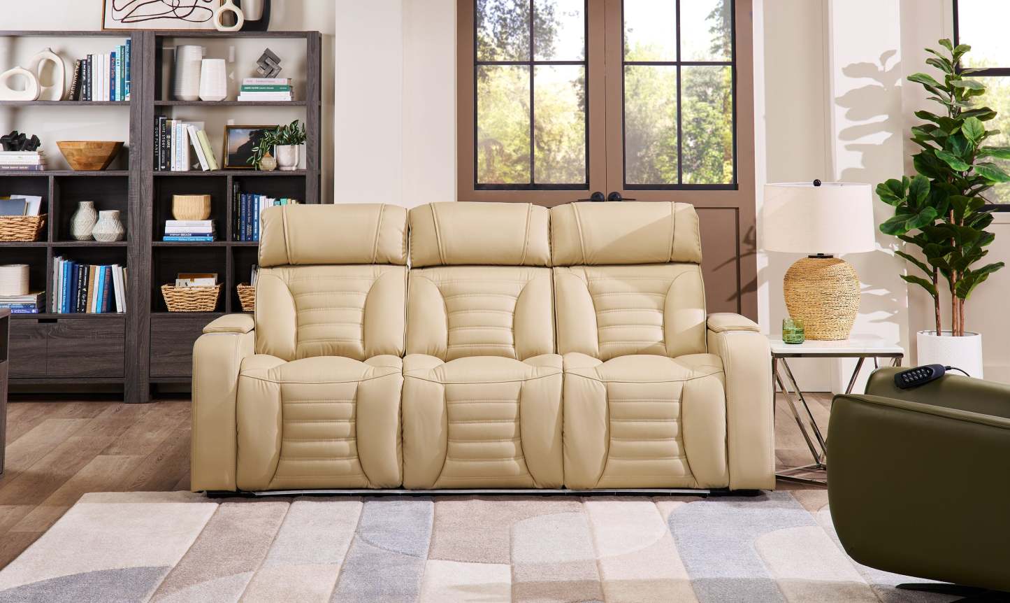 Sofa de massage à inclinaison électrique Zen de 86 po en tissu d’apparence cuir avec appuie-têtes électriques et console rabattable - abricot