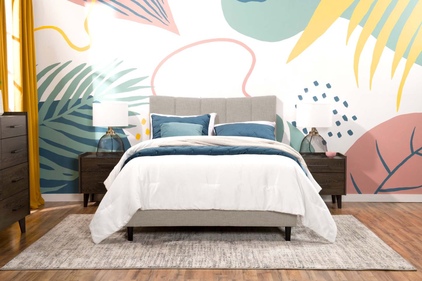 Paseo Upholstered Platform Bed in Taupe Fabric - Full Size | Lit plateforme rembourré Paseo en tissu taupe - format lit double