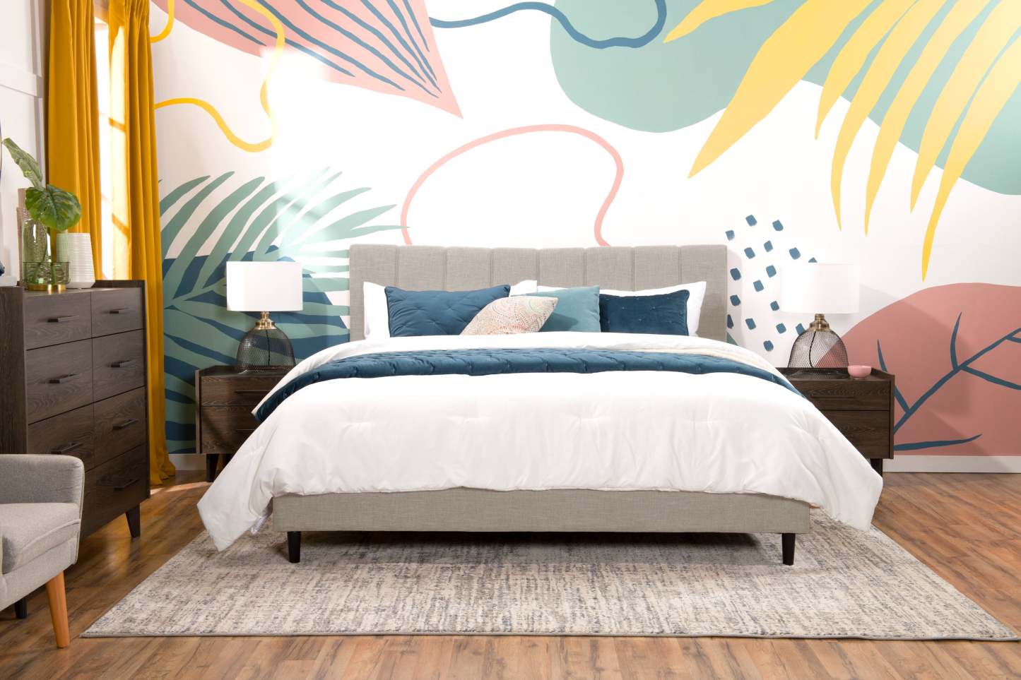 Paseo Upholstered Platform Bed in Taupe Fabric - King Size | Lit plateforme rembourré Paseo en tissu taupe - format très grand lit