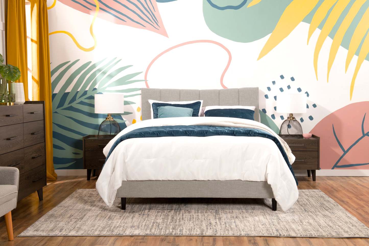 Paseo Upholstered Platform Bed in Taupe Fabric - Queen Size | Lit plateforme rembourré Paseo en tissu taupe - format grand lit