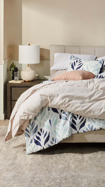 Paseo Upholstered Platform Bed in Taupe Fabric - Queen Size | Lit plateforme rembourré Paseo en tissu taupe - format grand lit