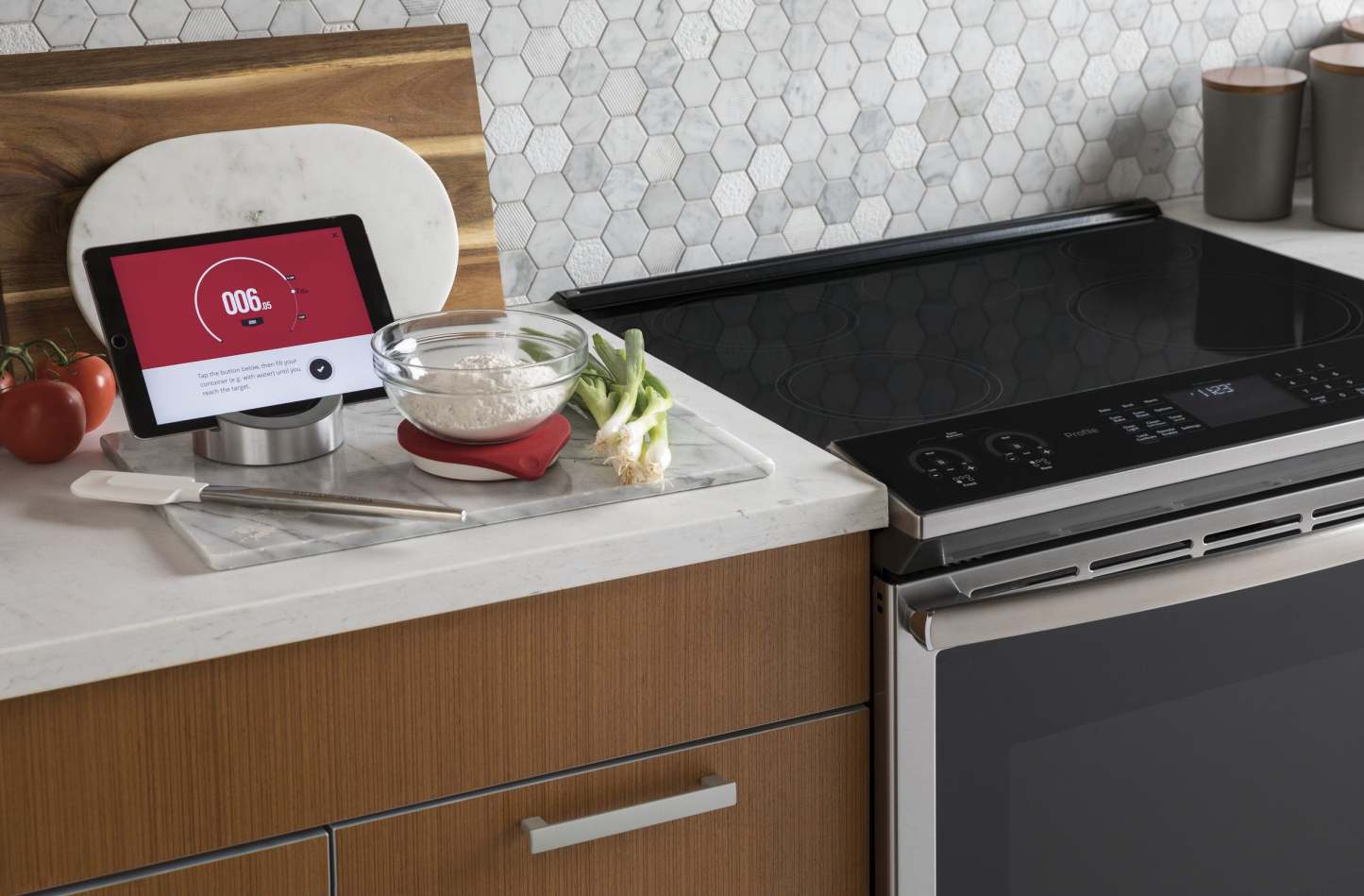 Cuisinière intelligente à induction Profil de 5,3 pi³ avec convection européenne véritable - acier inoxydable Fingerprint…