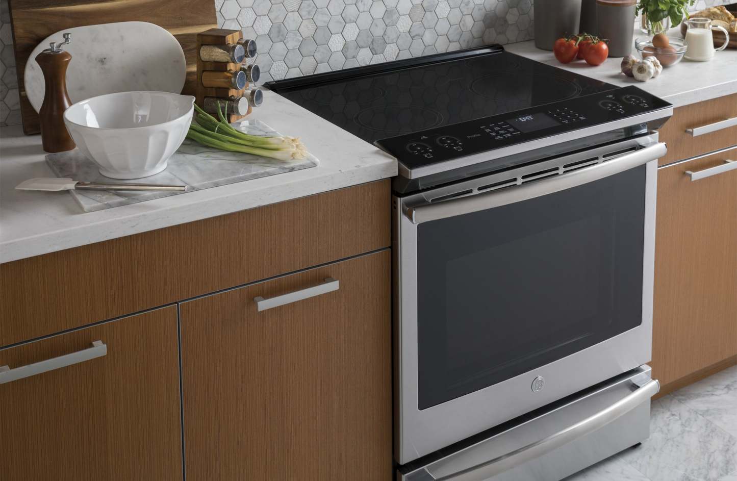 Cuisinière intelligente à induction Profil de 5,3 pi³ avec convection européenne véritable - acier inoxydable Fingerprint…