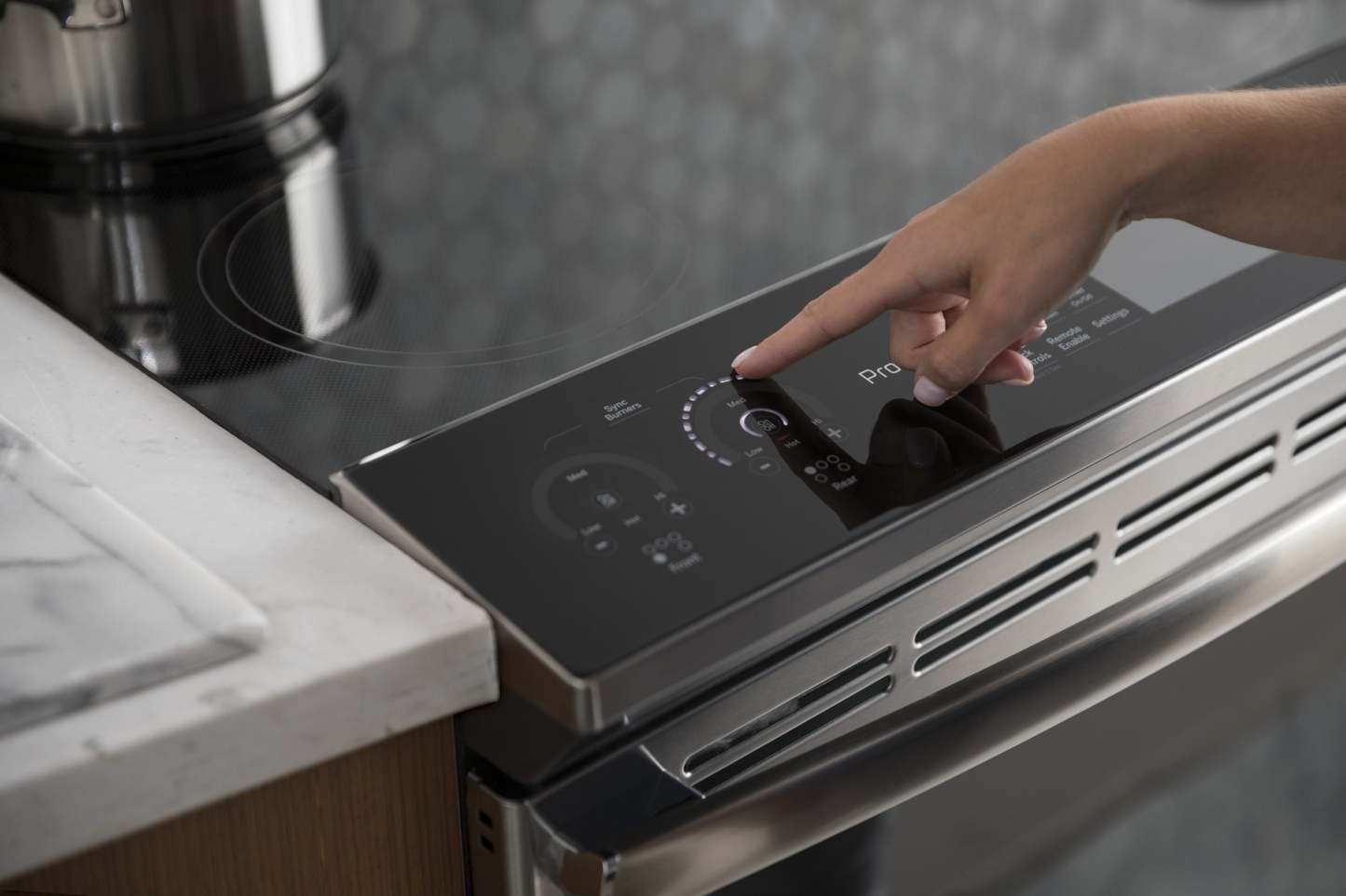 Cuisinière intelligente à induction Profil de 5,3 pi³ avec convection européenne véritable - acier inoxydable Fingerprint…