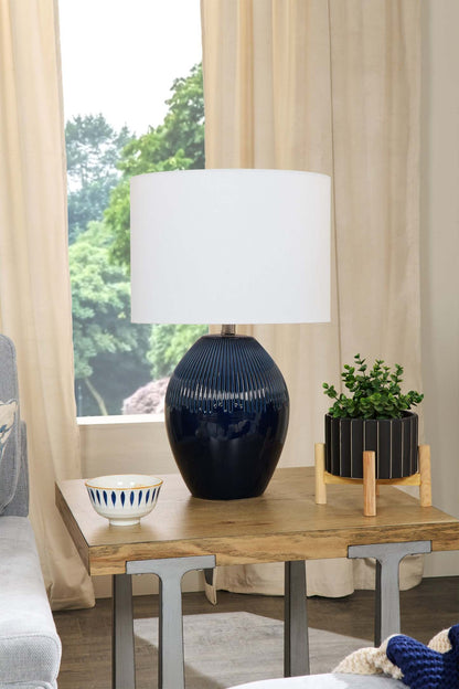 Kort &amp; Co. Penelope 24 Lampe de table en céramique bleue | Lampe de table Penelope de Kort &amp; Co. de 24 po en céramique bleue