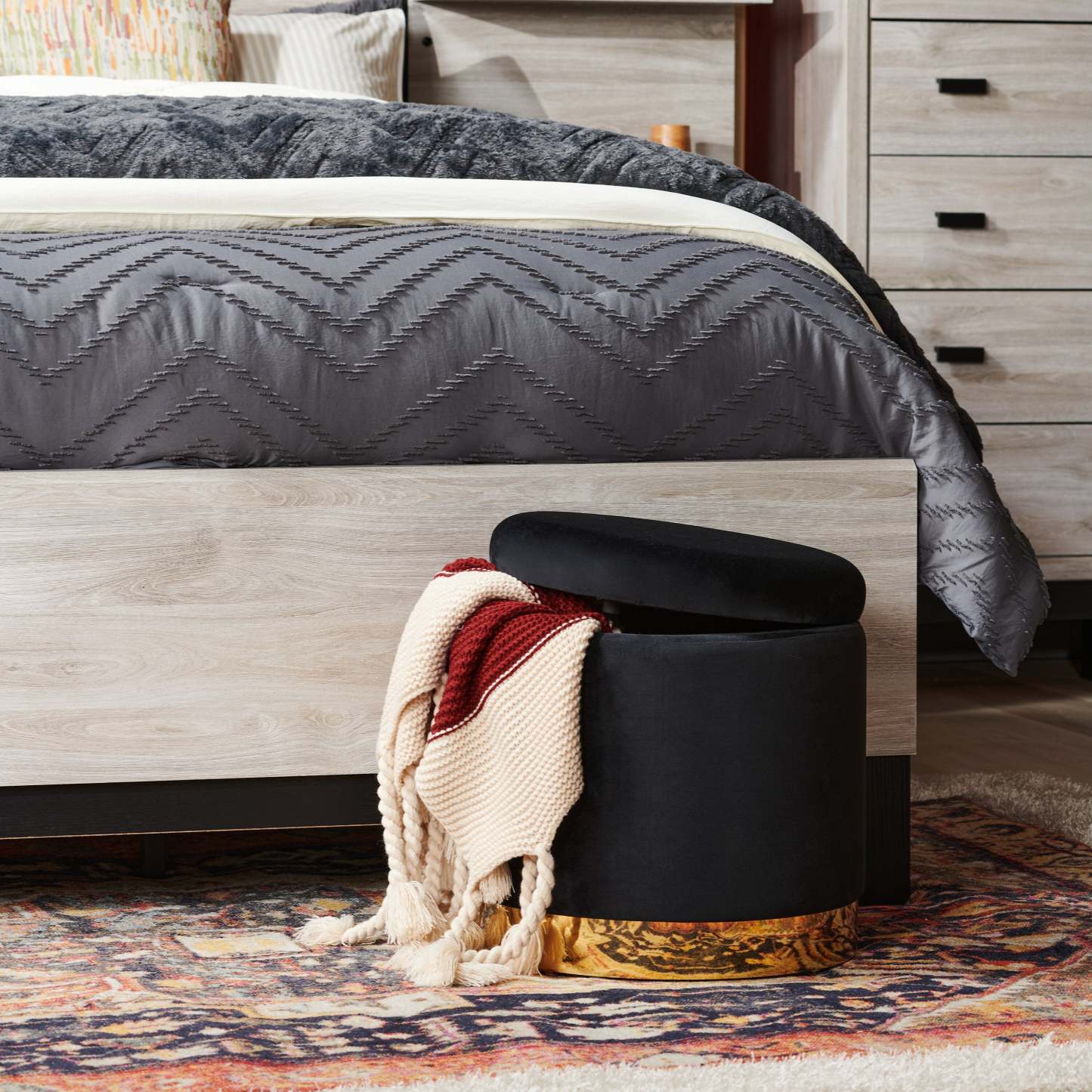Phebe 16.5 Storage Ottoman with Gold Trim Base - Noir|Pouf de rangement Phebe de 16,5 po avec base à bordures dorées - noir