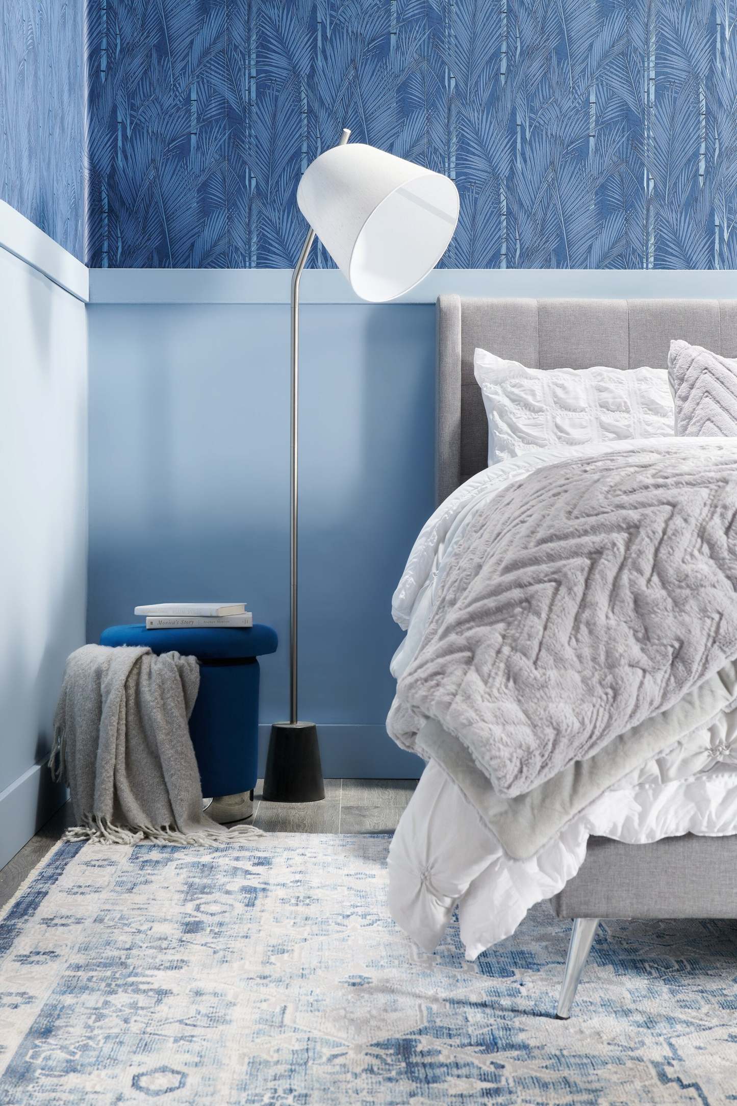 Pouf de rangement Phebe de 16,5 po avec base à bordures argentées - bleu marine