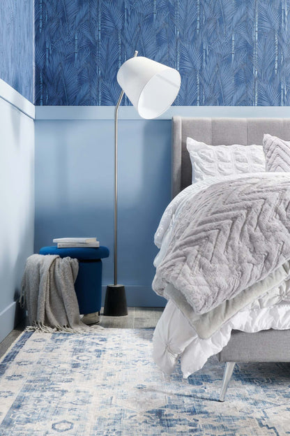 Pouf de rangement Phebe de 16,5 po avec base à bordures argentées - bleu marine