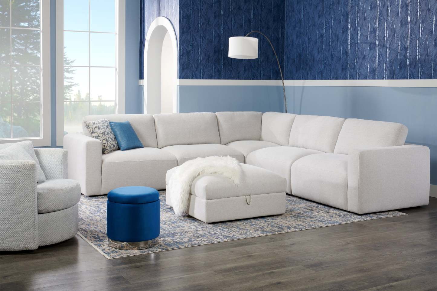 Pouf de rangement Phebe de 16,5 po avec base à bordures argentées - bleu marine