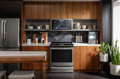 Cuisinière intelligente à induction Profile de 5,3 pi³ avec caméra dans le four - acier inoxydable résistant aux empreintes digitales…