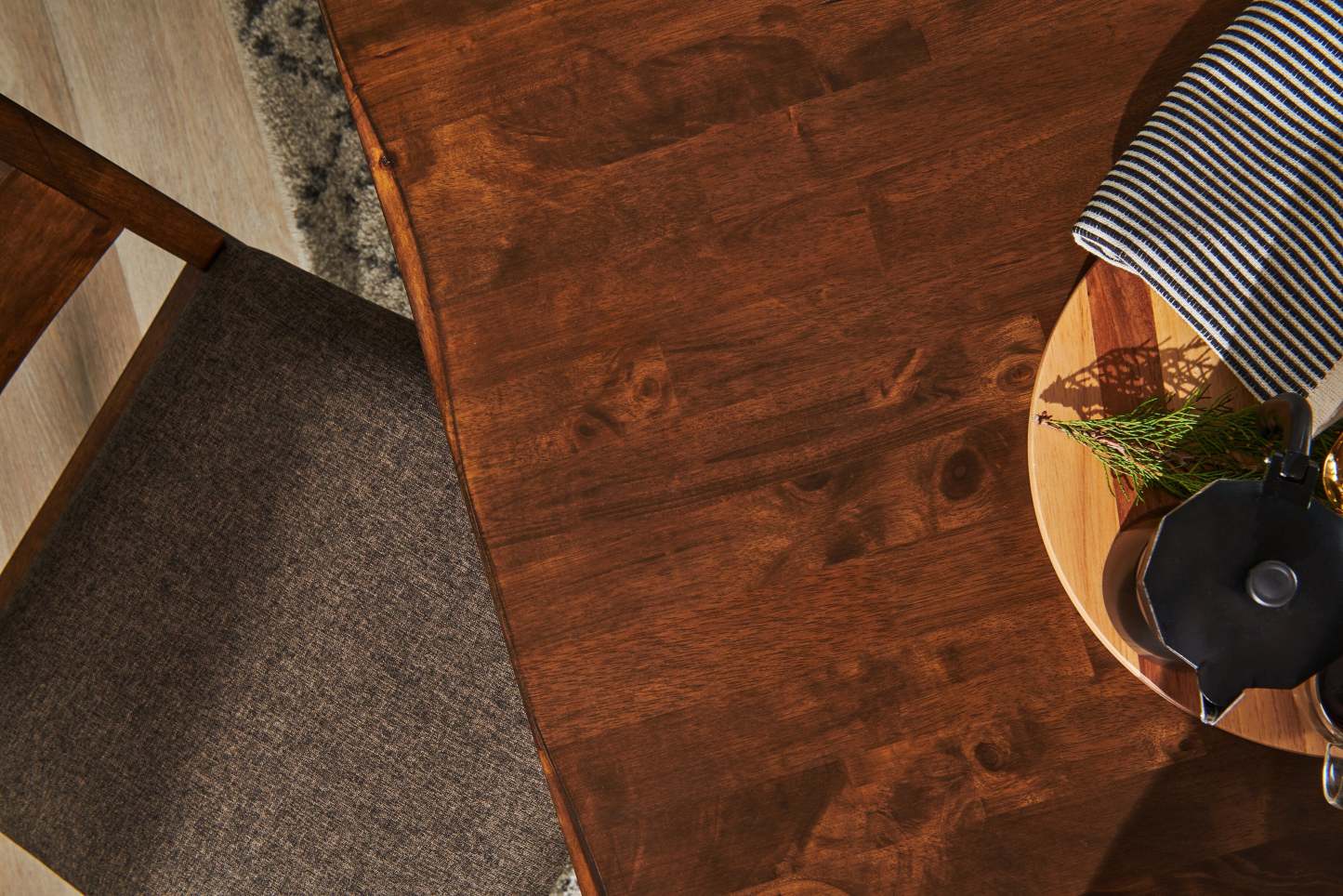 Table de salle à manger prune, bois, aspect Live-Edge, 70,75 W - marron muscade | Table de salle à manger Plum de 70,75 po (L) en bois avec apparence de bordures Live Edge - brun muscade