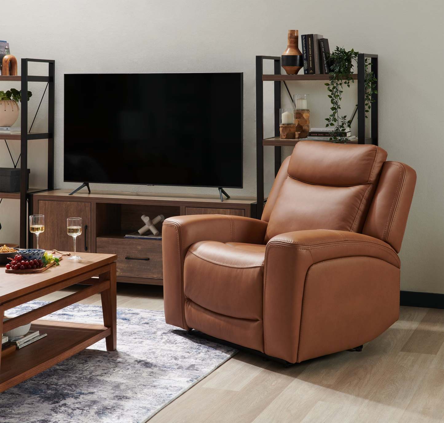 Scott Living Prescott 42.5 Genuine Leather Power Reclining Chair with Power Headrest - Butternut Brown | Fauteuil inclinable électrique Prescott de Scott Living de 42,5 po en cuir véritable avec appuie-tête électrique - brun courge musquée