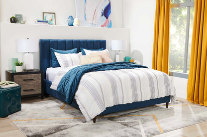 Kort &amp; Co. Lit plateforme rembourré Rain en tissu bleu, capitonné - Queen Size | Lit plateforme rembourré Rain de Kort &amp; Co. en tissu bleu capitonné - format grand lit