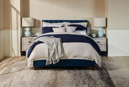 Kort &amp; Co. Lit plateforme rembourré Rain en tissu bleu, capitonné - Queen Size | Lit plateforme rembourré Rain de Kort &amp; Co. en tissu bleu capitonné - format grand lit